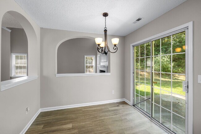 Building Photo - Very quiet and private location in heart of RTP