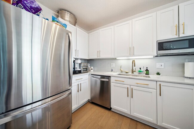 Building Photo - 400 N La Salle Dr