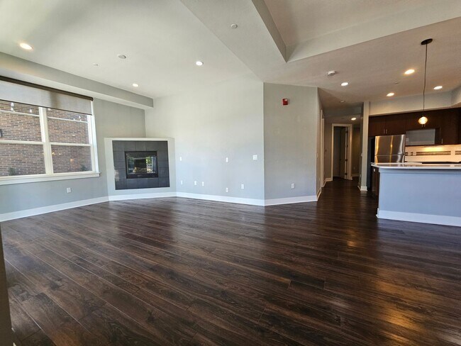 Building Photo - Congress Park High Rise Living! Huge Main Floor 2 Bed 2 Bath