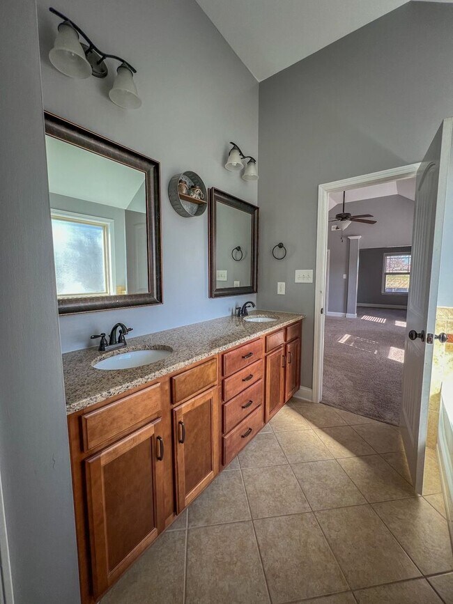 Building Photo - Short Term Leases Options! Gorgeous 5 Bedr...
