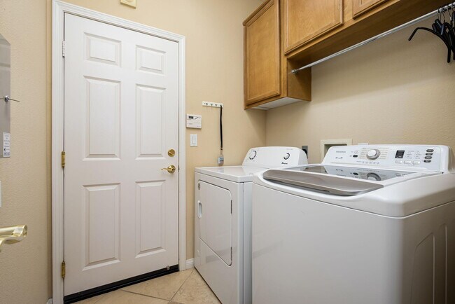 Building Photo - 60268 Sweetshade Ln