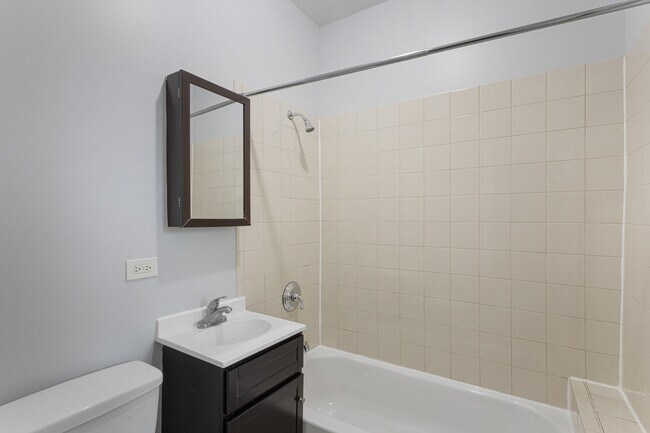 Building Photo - 7451 N Greenview Ave