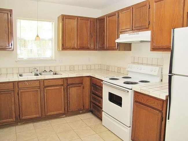Building Photo - Lovely 3-Bedroom Home in the Hilltop/Faire...