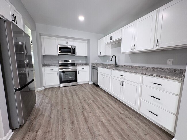 Building Photo - Newly Renovated 3 Bedroom 2 Bath w/ Flex Room Located in a Sought-after Neighborhood!