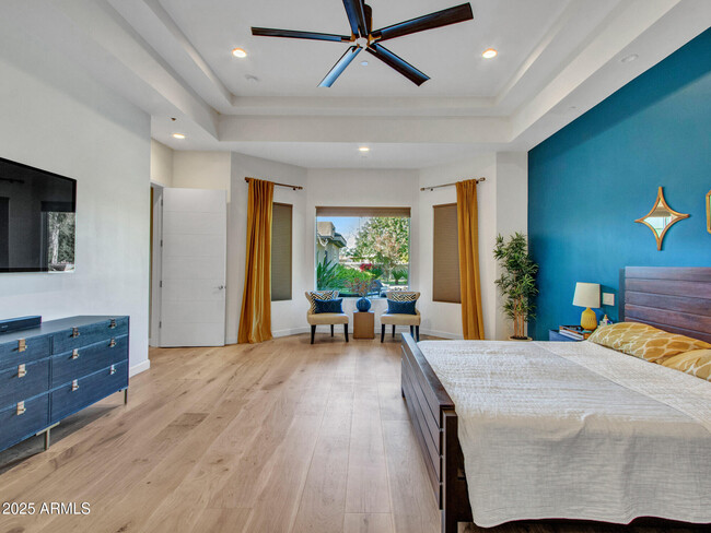 Building Photo - 6031 E Paradise Dr