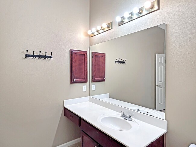 Building Photo - Charming 3-Bedroom Home in Great Northwest with Fireplace & Shaded Backyard