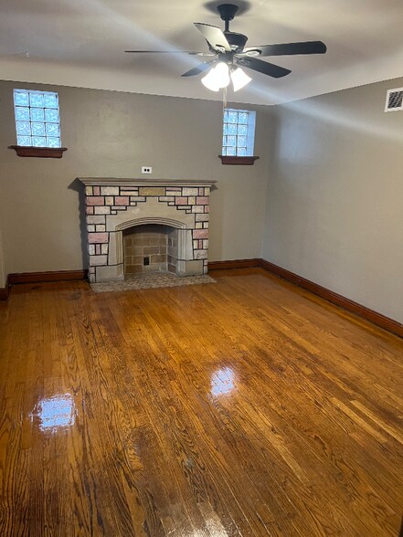 Primary Photo - 6208 N Pointe Blvd