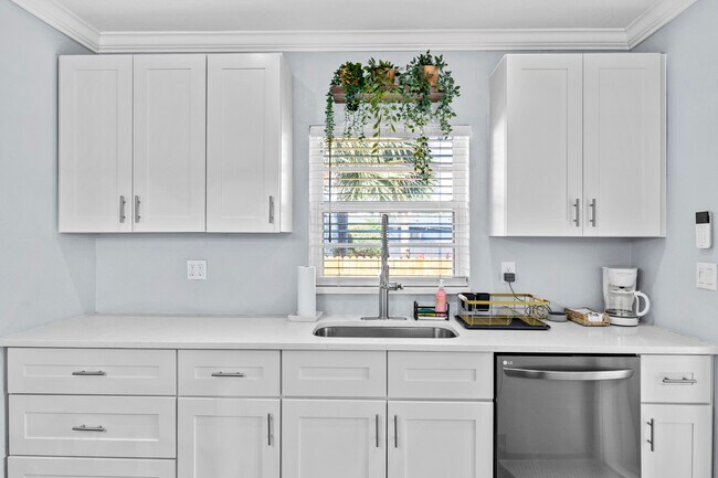 Building Photo - 3201 Poinsettia Ave