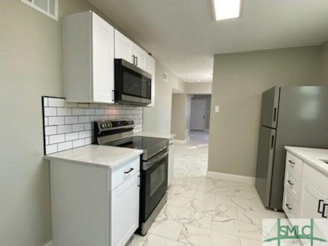Building Photo - 1000 W 53rd St