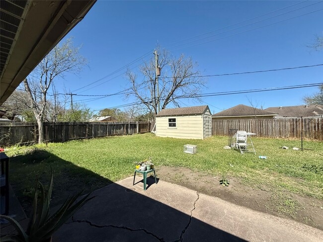 Building Photo - 8906 Leader St