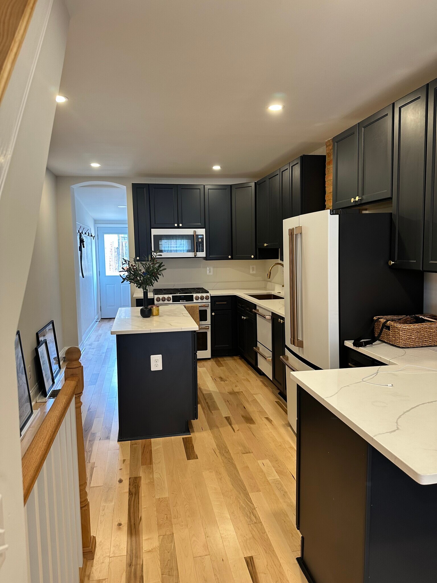 Building Photo - 646 S Curley St