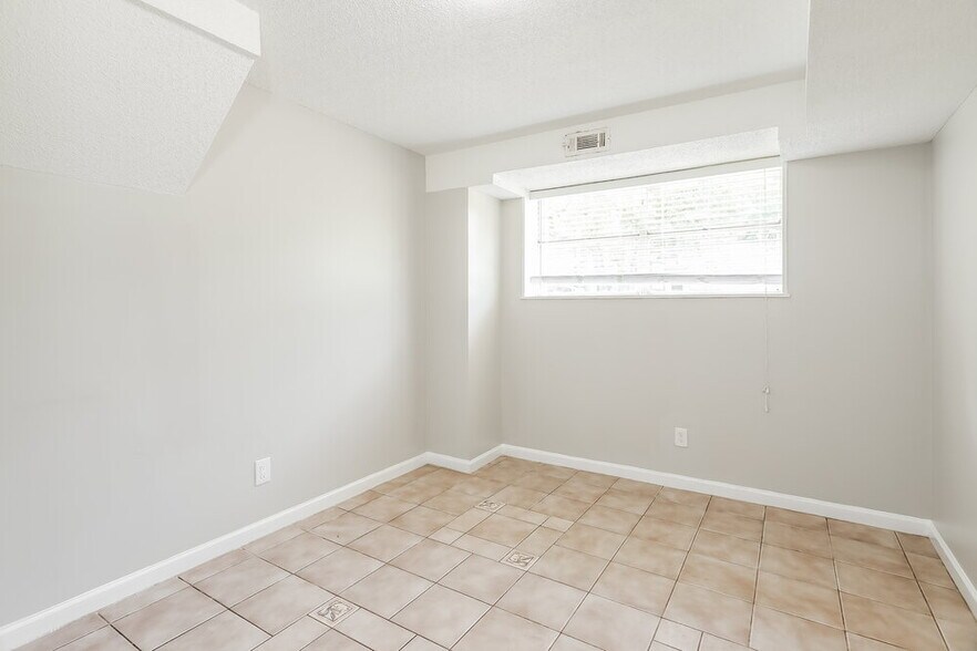 Building Photo - 2561 Gaylon St