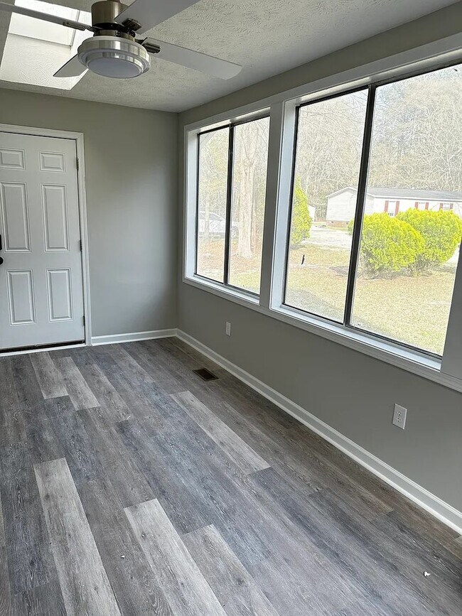 Building Photo - Charming 3BR House in Spring Lake