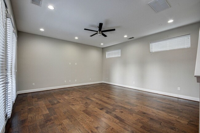Building Photo - Modern Comfort Meets City Living — 3-Story Townhome Ready Now!