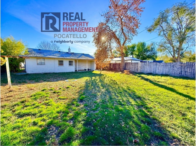 Building Photo - 5 bed 1.5 bath house - Pet Friendly