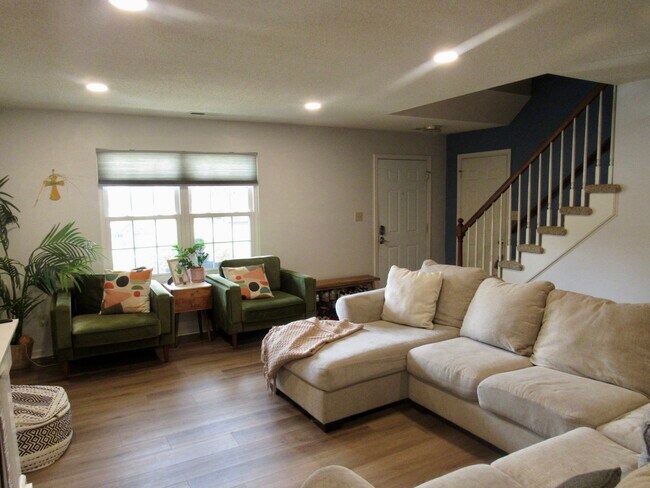 Building Photo - 302 S Hill Ln