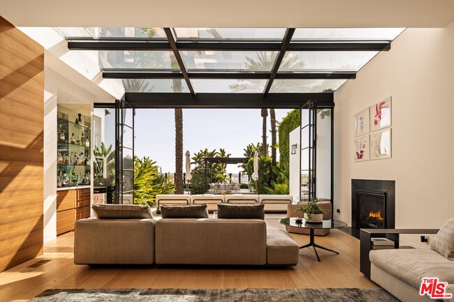 Building Photo - 972 Palisades Beach Rd