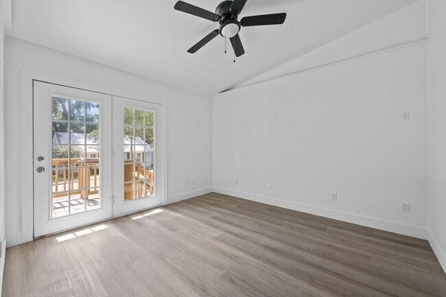 Building Photo - 2218 Magnolia Cir