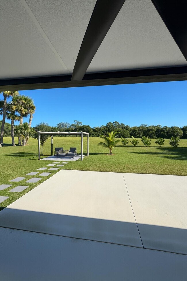 Building Photo - 1963 SW Import Dr