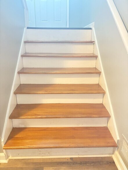 steps leading to the basement - 6134 Nutmeg Ct SE