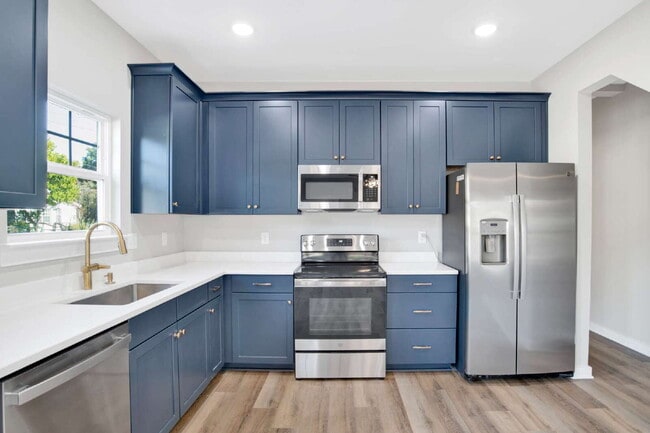 Building Photo - Downtown Pensacola Area 3BR/3BA | Each Bedroom Has Private Bath | Fenced Yard | Water & Lawn Care...