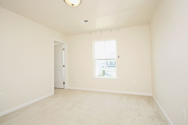 Building Photo - N. Albemarle Co Home With Fenced Yard, Near NGIC/DIA/NGA