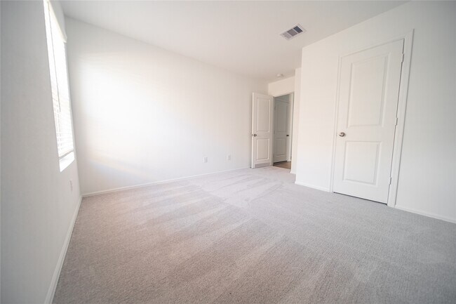 Building Photo - 9530 Brookside Point Dr