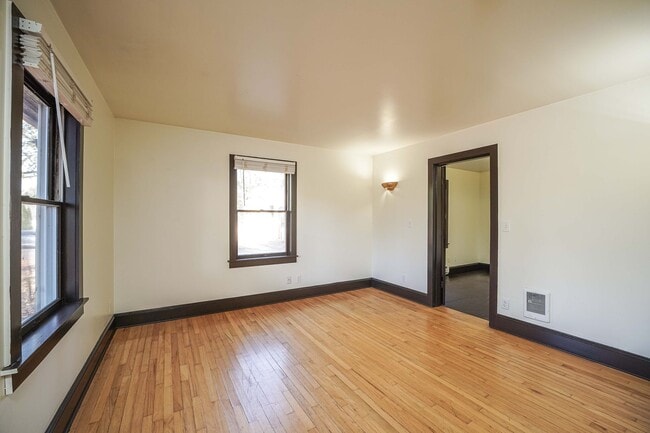 Building Photo - 2 Bedroom 1.5 Bath Farm House