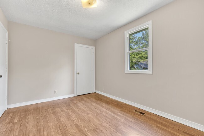 Building Photo - 844 Circle Dr