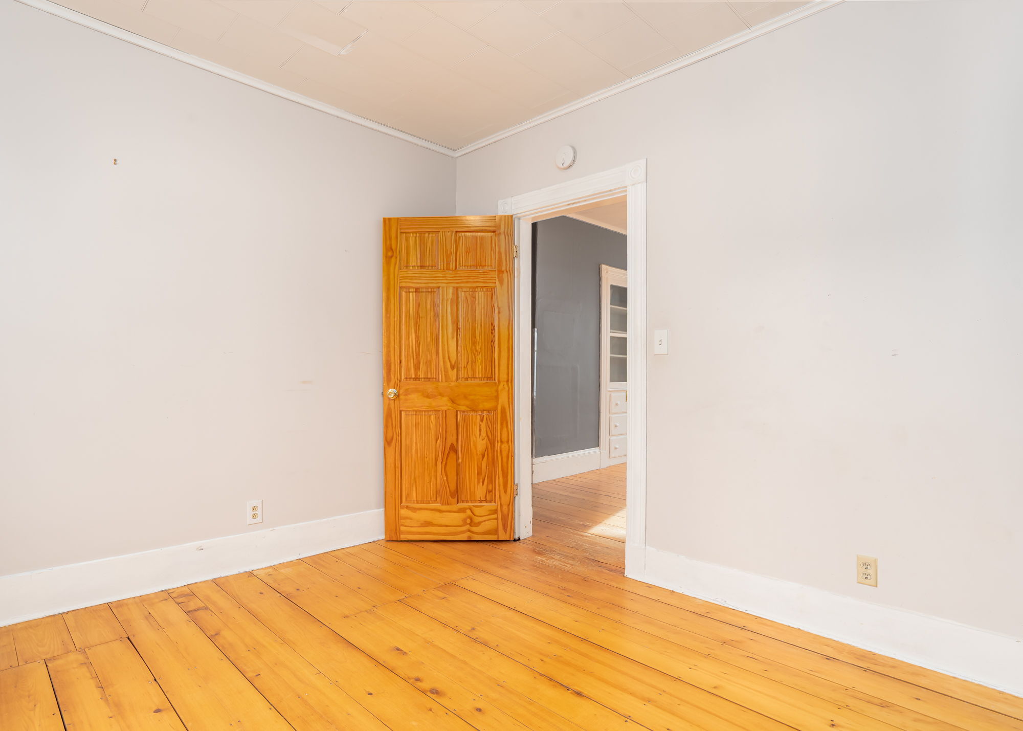 Building Photo - 18 College St