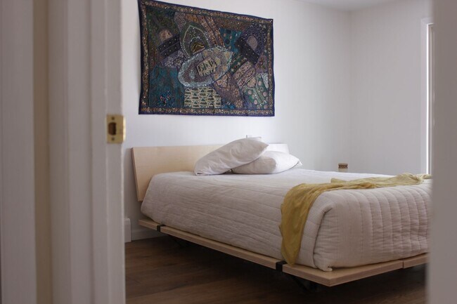 Building Photo - Fully Furnished Home for Lease Near Hospit...