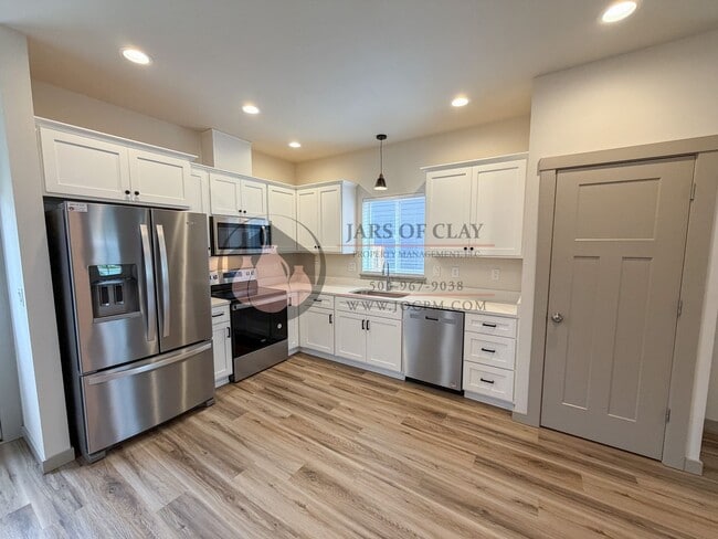 Building Photo - Newer Build- Ready for Move In