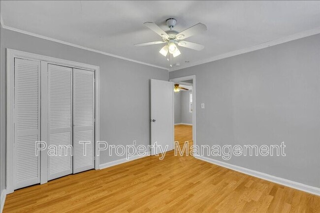 Building Photo - 1408 1/2 E 38th Upper