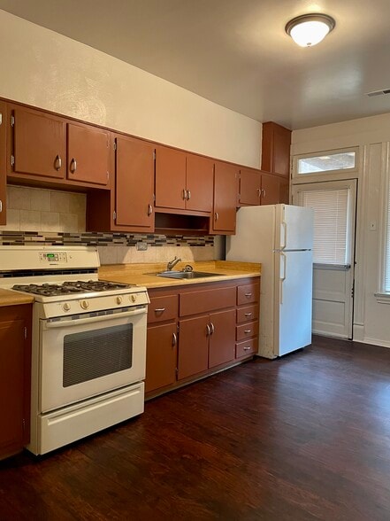 Building Photo - 674 Middle Ave