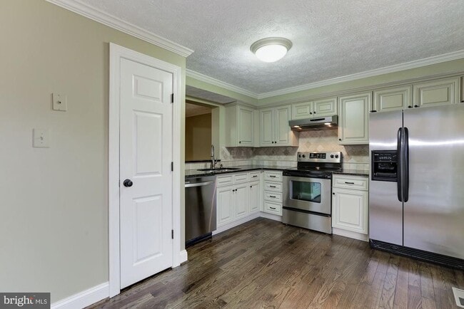 Building Photo - 7118 Eden Brook Dr