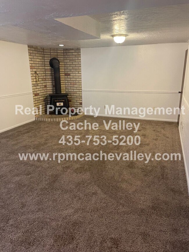 Building Photo - A Pet Friendly 4 Bed, 3 Bath House in Nort...