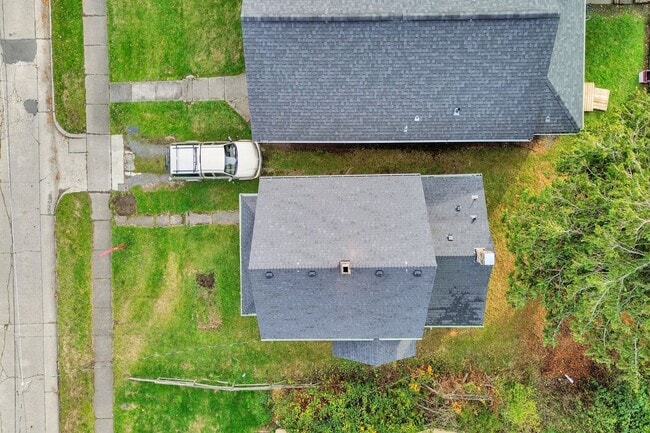 Building Photo - $1,000 Grocery Store Gift Card! 4 Bedroom, 1 bathroom Home in the York neighborhood for Rent!