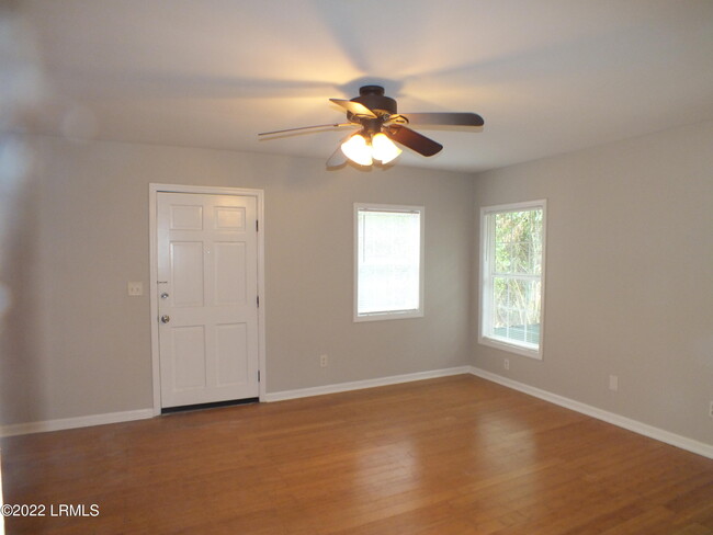 Building Photo - 418 Meritta Ave