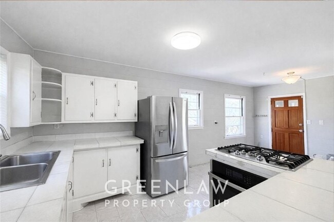 Building Photo - 1944 Lyle Ave