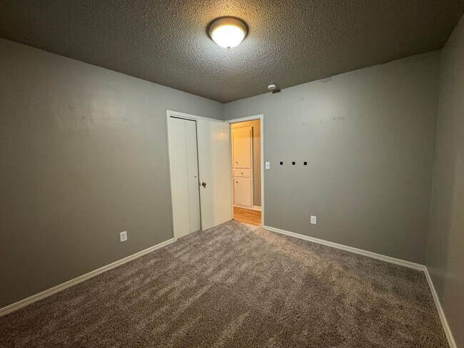 Building Photo - 3 bed 1 bath 2 car garage