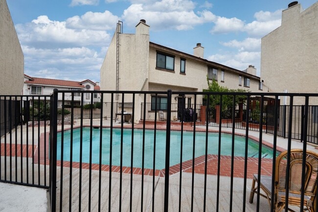 Building Photo - BEAUTIFUL 4 Bed 3 Bath unit