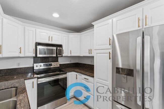 Building Photo - *** FIRST MONTH FREE *** Beautifully Renovated 2BD/2BA Condo with In-Unit Washer and Dryer