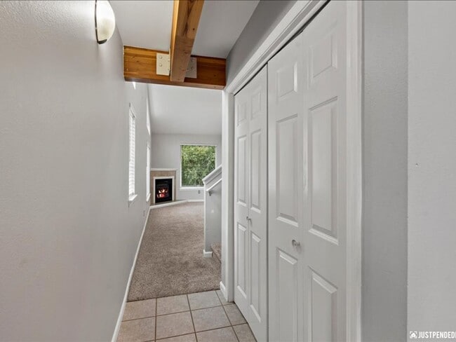 Building Photo - Timber Ridge Townhome