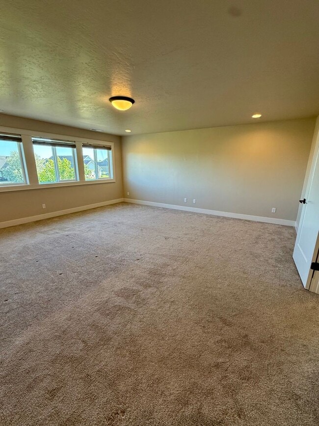 Building Photo - Welcome to this stunning 5-bedroom, 3.5-ba...