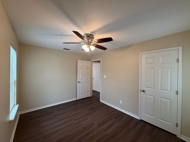 Building Photo - Move in Ready!