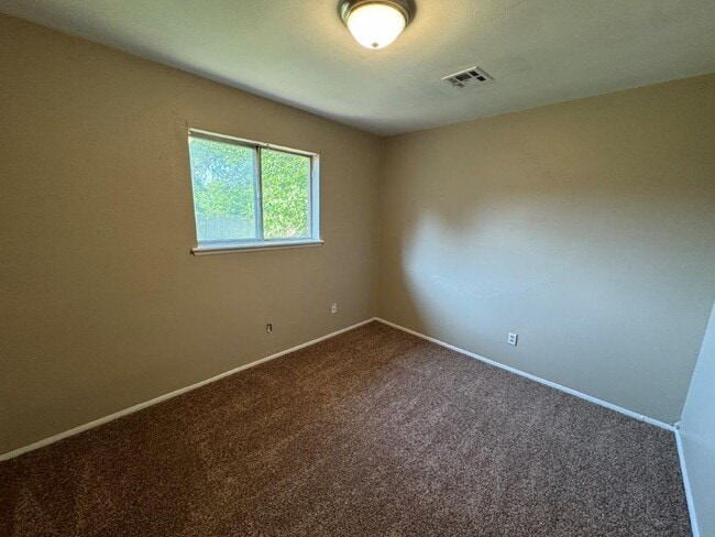 Building Photo - 3 bed, 1 bath home for rent in Moore near Santa Fe and NW 27th Street, New paint, and flooring!