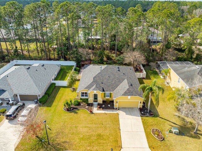 Building Photo - Beautifully maintained and move-in ready, ...