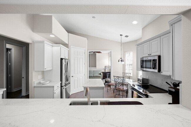 Building Photo - 3 Bed + Flex, 3 Bath 2,686 Sq Ft - Top Floor Coach Home