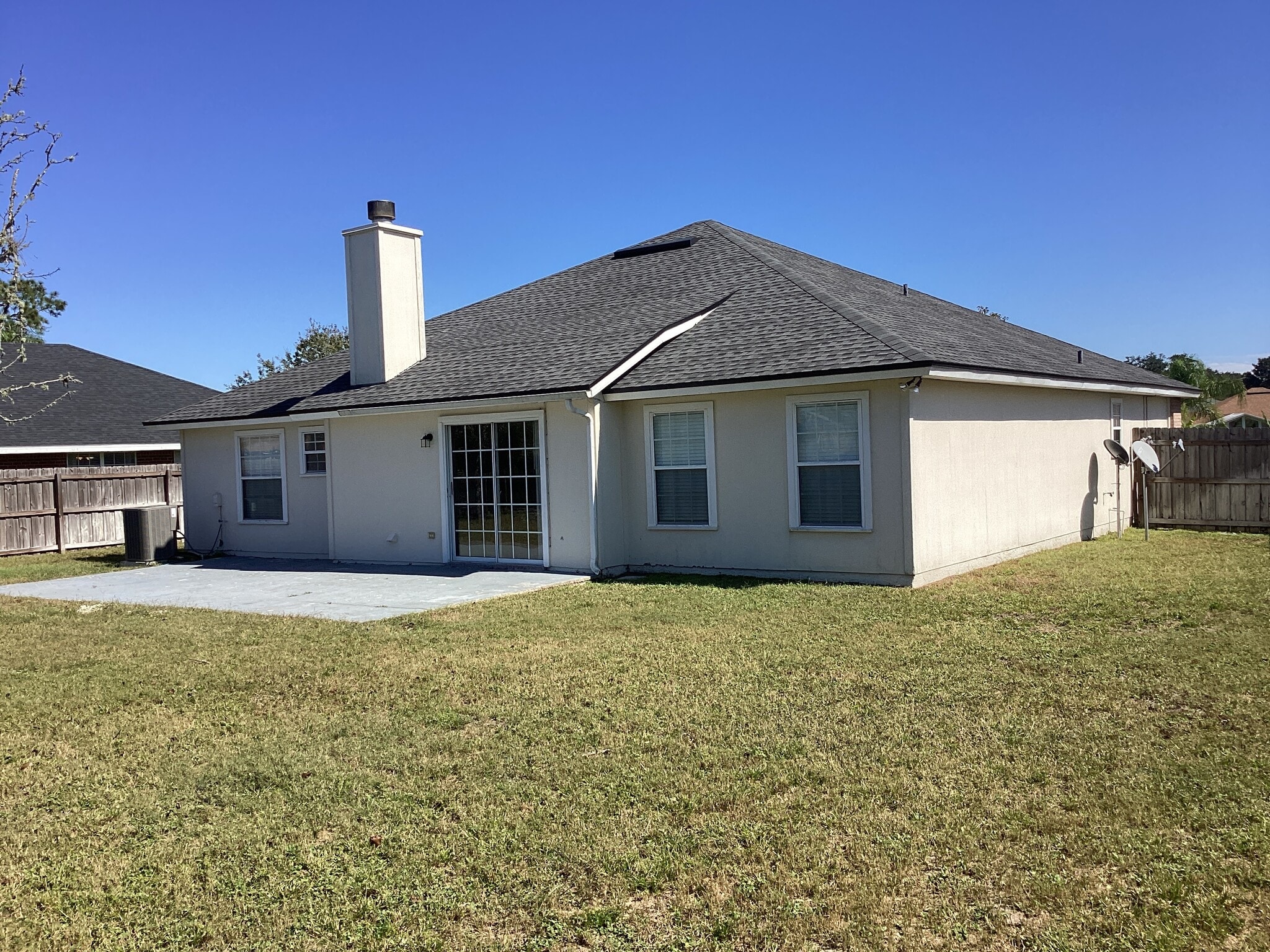 Building Photo - 468 Hillside Dr