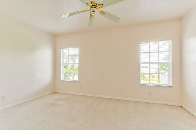 Building Photo - Beautiful Lake front home in West Kissimmee